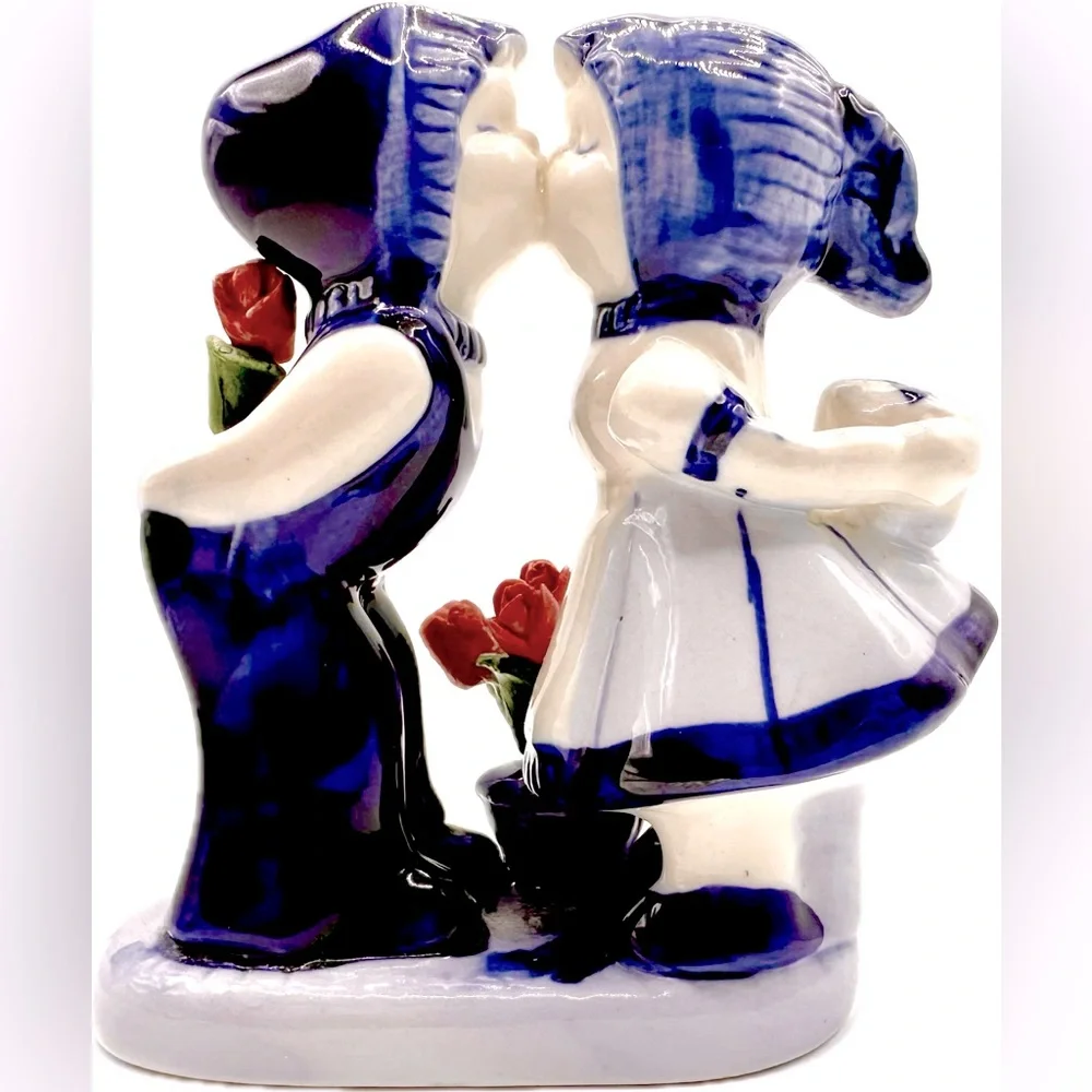 Adorable Figurine from Holland of a Boy & Girl Kissing - Picture 2 of 4